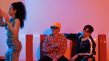 İspanyol dansçıya bakan farklı bir arkadaş sokak dansı yapıyor. Evde ya da partideki performansını destekleyen mutlu bir adam sandalyeye oturmuş gündelik kıyafetleriyle çok kültürlü bir sanatçı. Mutluluk.