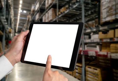 Tasarımınız için mod bilgisayardaki beyaz boş ekran monitör ekranında maket yapın