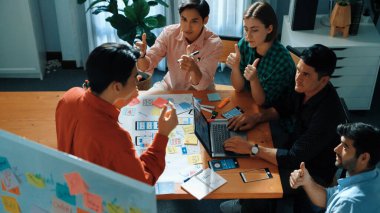 Yönetim kurulunda Ux Ui 'nin cep telefonu tasarımını tartışırken iş adamlarının el ele tutuşması. Pazarlama ekibinin el ele tutuşup el çırpmasını sağlayın. Cemaat.