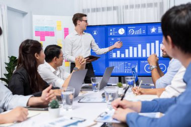 Ofiste sunum ya da analist ekibiyle toplantı odasında mali verileri analiz etmek için BI Fintech 'i kullanmak. İş adamları stratejik planlama için TV ekranında BI gösterge panelini inceliyor.