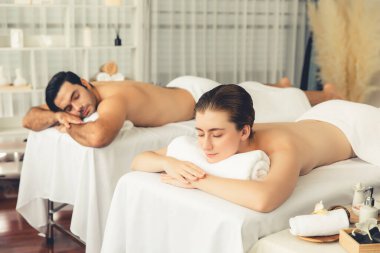 Kafkas çift müşterisi stres önleyici spa masajının keyfini çıkarıyor ve lüks otel veya oteldeki gündüz açık hava ortamında güzellik teniyle eğleniyor. Sessiz.