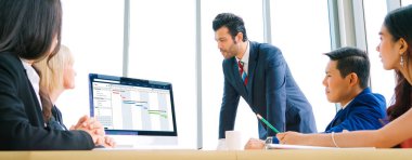 Ekip projesinin zaman çizelgesini gösteren bilgisayar ekranında, modern iş projesi yönetimi için proje planlama yazılımı