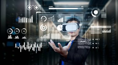 Proje yöneticisi veri merkezinde VR gözlük takarken mali hologram tutuyor. Artırılmış gerçeklik teknolojisi kullanarak pazarlama verilerine bakıp erişen profesyonel bir iş adamı. Yaratıcılık.