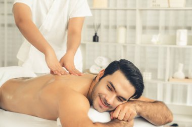 Kafkas erkek müşteri stres önleyici spa masajının keyfini çıkarıyor ve lüks otel veya oteldeki gündüz açık hava ortamında güzellik derisi eğlencesi ile şımartıyor. Sessiz.
