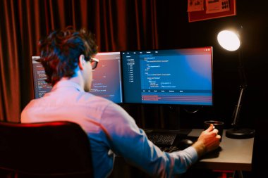 Uygulama pc ekranları ile çevrili çevrimiçi yazılım geliştirme bilgilerini yoğunlaştıran IT geliştiricisi, neon modern ofis evindeki web sitesinde yazılım için program yaratıyor. Toplayıcı.