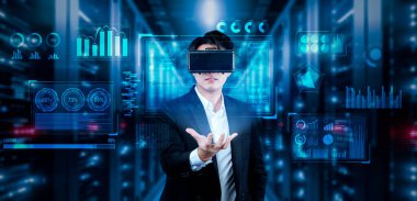 Proje yöneticisi veri merkezinde VR gözlük takarken mali hologram tutuyor. Artırılmış gerçeklik teknolojisi kullanarak pazarlama verilerine bakıp erişen profesyonel bir iş adamı. Yaratıcılık.