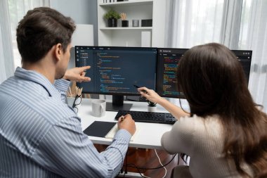 İki ekran ekranında yaratıcı web sitesi planlama yazılımını tartışan yetenekli geliştiriciler programı arka görüş konseptiyle ofiste tasarımı analiz eden tam yığın veri. Varsayım.