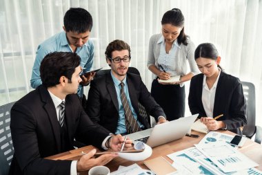 Ofis masasındaki finansal veri raporlarını analiz eden çeşitli bir grup iş analisti. Stratejik pazarlama planlaması için iş zekası analizi çizelgesi ve grafiği.
