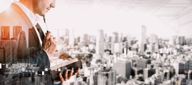 Modern şehir arka planında iş dünyasının çift pozlama görüntüsü. Gelecekteki iş ve iletişim teknolojisi kavramı. Gerçeküstü fütüristik şehir manzarası ve soyut çoklu pozlama arayüzü. uds