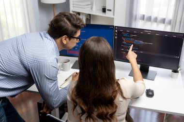 İki ekran ekranında yaratıcı web sitesi planlama yazılımını tartışan yetenekli geliştiriciler programı arka görüş konseptiyle ofiste tasarımı analiz eden tam yığın veri. Varsayım.