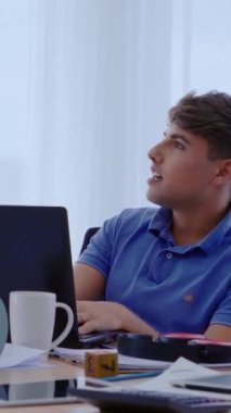 Yaratıcı iş adamlarının grup toplantısı, tasarımcı ve sanatçı ofis masasında. Mutlu iş yeri ve işbirliği takım çalışması konsepti.