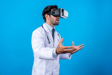 Tıbbi teoriyi açıklarken VR gözlük ve laboratuvar önlüğü takan beyaz, zeki bir doktor. Profesyonel doktor tıbbi verileri analiz ederken görsel gerçeklik kulaklıkları kullanarak metaevreni bağlıyor. Sapma.