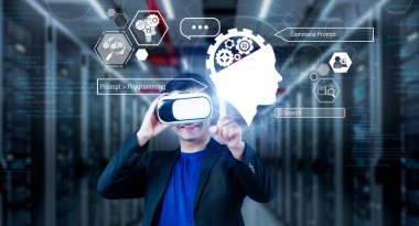 Yapay zeka yardımıyla veri merkezinde duran kulaklıklı bir iş adamı. Proje yöneticisi hologramı işaret ediyor ve pazarlama planı için artırılmış gerçeklik gözlüğü ve yapay zeka sohbeti kullanıyor. Yaratıcılık.
