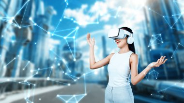 Kadın standı beyaz VR kulaklık takıyor ve beyaz kolsuz bağlantı metaverse, gelecekteki teknoloji siber uzay topluluğu yaratıyor. Etrafına bakıyor ve meta 'da fantezi inşa etmekten zevk alıyor. Halüsinasyon.