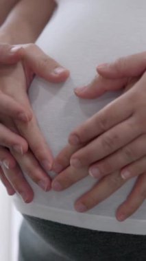 Hamile çift, evde sevgi hisseder ve rahatlar. Hamile bir kadın hamile karnında bebek taşıyor. Baba, hamile anneye göz kulak ol. Annelik ve hamilelik bakımı kavramı.