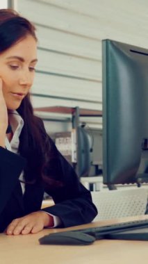 Ofiste çalışan kulaklık takan işadamları uzak müşteri ya da meslektaşlarını desteklemek için çalışıyorlar. Arama merkezi, tele pazarlama, müşteri destek acentesi telefon görüşmesinde hizmet sunar.