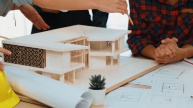 Mimari ekipman incelemesi kullanarak yavaş çekim ev tasarımcısı ve müşteri veya müşteriyle birlikte mimari ev modeli tasarım örneklerini ölçer. Filizlenen