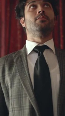 Erkekler robotlar gibi dans ediyor Disko festivalindeki müzik eşliğinde mutlu bir şekilde