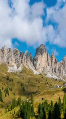 Dolomites İtalya 'nın Güney Tyrol bölgesindeki Pizes de Cir Ridge, Batı Dolomitleri - İtalya doğa gezisi ve açık hava etkinliği için turistik bir yer. Kuzey İtalya 'nın nefes kesici manzarası