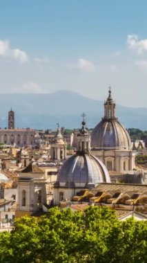 Roma 'nın Antik Roma mimarisinin, İtalyan kültürünün ve anıtlarının panoramik manzarasıyla şehir merkezinde Zaman Hızı yükselişte. Tarihi Roma 'nın ünlü seyahat yeri .
