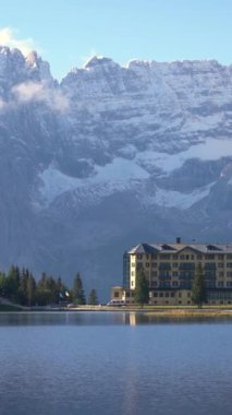 İtalya 'nın arka planında Dolomites Dağı ile Misurina Gölü' nün nefes kesici manzarası. İtalya 'daki Doğu Dolomitleri' nde seyahat yerlerinin panoramik manzarası.