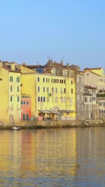 Hırvatistan 'ın Rovinj kenti - Hırvatistan' ın Istria yarımadasındaki eski Rovinj kasabasının panoramik manzarası. Rovinj, Hırvatistan 'ın popüler bir turizm beldesi, balıkçılık limanı ve kültür seyahati.
