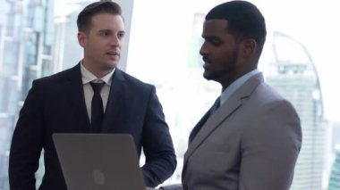 Şehir manzaralı süs ofisi, işletme fakültesi veya kurumsal danışman iş ortaklığı işbirliği için imzalanan anlaşmadan sonra tokalaşma veya tokalaşma ile selamlama