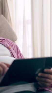 Hamile bir kadın çocuğuna bakarken kendini mutlu hissediyor. Hamile karnında bebek taşıyan hamile bir anne. Doğum öncesi bakım ve kadın hamileliği konsepti.