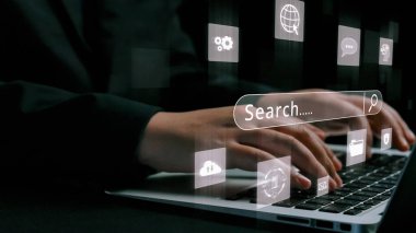 İş adamı, stratejik kararlar için değerli verileri çıkartarak arama motoru araştırması yapıyor. Kapsamlı araştırma ve SEO veri analizi için arama motorları kullanılıyor. Kullanıcı Kimliği