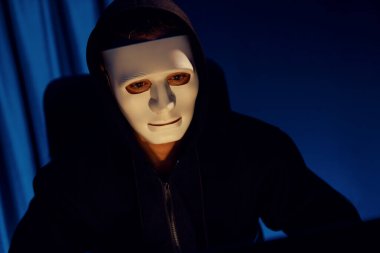 Beyaz suçlu anonim maskesi kodlama şifrelemesi yüklüyor. Programlama ile güvensiz mahremiyet sağlamaya çalışıyor. Bilgisayardan fidye için büyük bir veritabanı almaya çalışıyor. Bireysel.