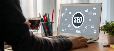 Model e-ticaret için SEO arama motoru optimizasyonu ve bilgisayar ekranında gösterilen çevrimiçi perakende işi