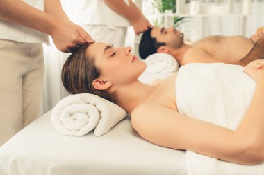 Kafkasyalı çift stres önleyici kafa masajının keyfini çıkarıyor ve lüks otellerde ya da otel spa salonlarında gündüz kaplıcalarında yüz güzelliği eğlencelerini şımartıyor. Sessiz.