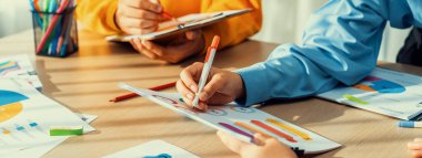 Şirket çalışanları birlikte çalışıyor, finansal veri raporları üzerine BI gösterge tablosunu analiz ediyor ve Panorama bayrağında ticari başarı için stratejik pazarlama planlıyor. Sinerjik
