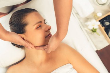 Panorama 'da kadınların stres önleyici kafa masajından ve lüks tatil beldesi veya otel spa salonundaki modern ışık ortamında yüz güzelliği eğlencelerini şımartmaktan hoşlandığı bir manzara var. Sessiz.