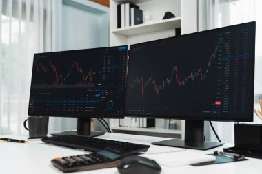 Bilgisayarda iki adet dinamik borsa grafiği görünüyor. Yazılımda güncellenen finansal teknolojiye yapılan zaman uygulaması yatırımı üzerinden otomatikman satış veya satın alma karı. İnfobahn.