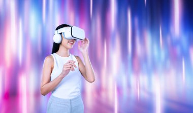 Beyaz VR kulaklık takan, beyaz kolsuz, metaevreli, gelecekteki teknolojisi siber uzay topluluğu yaratan bir kadın. Etrafında fantezi kuran, soyut bir ışık görmekten hoşlanıyor. Halüsinasyon.