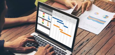 Ekip projesinin zaman çizelgesini gösteren bilgisayar ekranında, modern iş projesi yönetimi için proje planlama yazılımı