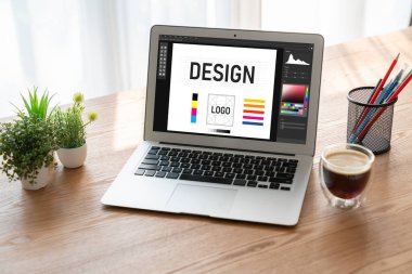 Web sayfasının modern tasarımı ve bilgisayar ekranında gösterilen ticari reklamlar için grafiksel tasarımcı yazılımı