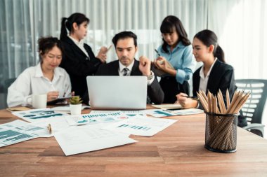 İş zekası grafiği, grafik ve istatistik raporlarını arka planda çalışan bulanık iş adamlarıyla ofis masasına odakla. Habiliment