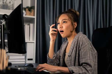 İş kadını, gece geç saatlerde modern ofisteki internet sitesinde, kollarını açıp kapayarak, vücut sağlığını gererek, aşırı çalışmanın yarattığı aşırı yorgunluk ve bitmemiş proje işiyle uğraşıyor. İnfobahn.