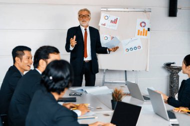 Kıdemli lider eğitim atölyesinde veya konferansta halk dinleyicilerine hitap eder. Olgun konuşmacı, sempozyum organizasyonunun CEO 'su. Uluslararası iş semineri konsepti. uds