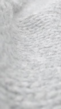 Makro doli çekimde koyun yünü kumaş dokusunun aşırı detaylı görünümü. El işi örgü örmek için akıcı hayvan lifleri. Tekstil soyut arka planı. Kışın moda endüstrisi.
