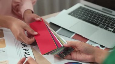 Grafik tasarımı için renk seçimi yapan ve beyin fırtınası yapan iki tasarımcının yavaş çekim çekimi ya da tasarım bürosunda kromatik danışmanlık hizmeti isteyen bir müşteri. Değiştirilmiş