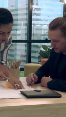 Yaratıcı iş adamları modern işyerindeki ofis masasında sohbet ediyorlar. Şirket uluslararası iş kavramı.