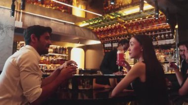 Kokteyl palomasıyla kadeh kaldıran bir çift ve lüks bir barda, canlı sohbetlerde eski moda arkadaşlarıyla Margarita içerken canlı bir gece kulübünde özel bir partiyi kutlayan bir çift. Vinosity.