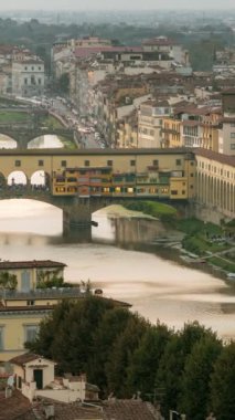 Florence Ponte Vecchio Köprüsü ve İtalya 'daki Skyline şehrinin zaman atlaması. Floransa, Toskana 'nın İtalyan bölgesinin başkentidir. Floransa, İtalya 'nın ortaçağ ticaretinin ve çağın en zengin şehirlerinin merkeziydi..