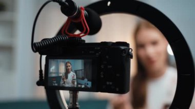 Kadın Etkilenen Vlog video görüntülerini canlı yayınlıyor Makyaj primi sosyal medya veya blog. Kozmetik stüdyosu ışıklandırmalı mutlu genç kız çevrimiçi pazarlama oturumu yayını için..