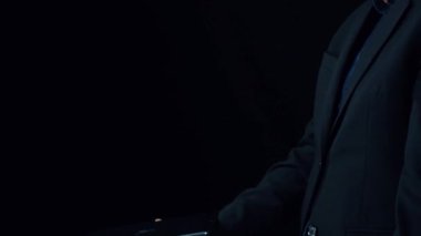 İş adamı sonsuz olasılıkları ve sonsuzluğun özünü benimser, fırsatları keşfetmek için ilham verir. Sonsuzluğun ve olasılıkların birleştiği bir dünyaya dalın ve potansiyel UUID 'yi keşfedin.