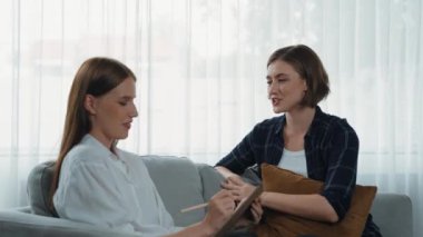 Mutlu hasta ve psikolog klinikte olumlu duygularla zihinsel sağlık sohbetlerini paylaşırken aynı zamanda klinikteki psikologlara başarılı bir iş ve hayatı açıklıyorlar.