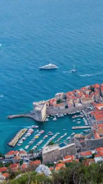 Hırvatistan 'ın Dalmaçya kentindeki Dubrovnik Eski Kasabası' nın hava seyir süresi doldu - Hırvatistan 'ın önde gelen tatil beldeleri. Dubrovnik eski kenti 1979 yılında UNESCO Dünya Mirasları Listesi olarak listelendi..